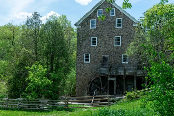 Toronto, ON, Kanada 15 Mayıs 2022: Toronto, Ontario, Kanada 'daki Black Creek Pioneer Village açık-miras müzesindeki 40' ın üzerindeki 19. yüzyıl binalarına bakın. Köy, 19. yüzyıl Ontario 'sunda hayatın yeniden canlandırılmasıdır. 