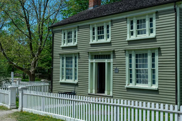 Toronto, ON, Kanada 15 Mayıs 2022: Toronto, Ontario, Kanada 'daki Black Creek Pioneer Village açık-miras müzesindeki Poblins Mill binasına bakın. Köy, 19. yüzyıl Ontario 'sunda hayatın yeniden canlandırılmasıdır.