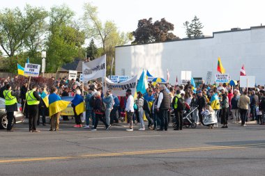 Toronto, ON, Kanada 18 Mayıs 2023: Ukrayna ulusal giysileri içindeki insanlar - Vyshivanka Vyshyvanka Günü 'nde Toronto Caddesi boyunca yürüyorlar, ki bu Ukraynalılar tarafından tüm dünyada kutlanıyor..