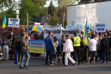 Toronto, ON, Kanada 18 Mayıs 2023: Ukrayna ulusal giysileri içindeki insanlar - Vyshivanka Vyshyvanka Günü 'nde Toronto Caddesi boyunca yürüyorlar, ki bu Ukraynalılar tarafından tüm dünyada kutlanıyor..