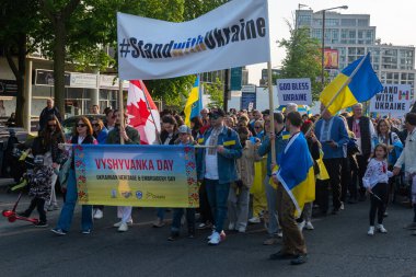 Toronto, ON, Kanada 18 Mayıs 2023: Ukrayna ulusal giysileri içindeki insanlar - Vyshivanka Vyshyvanka Günü 'nde Toronto Caddesi boyunca yürüyorlar, ki bu Ukraynalılar tarafından tüm dünyada kutlanıyor..