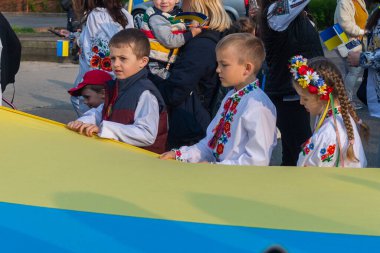 Toronto, ON, Kanada 18 Mayıs 2023: Ukrayna ulusal giysileri içindeki insanlar - Vyshivanka Vyshyvanka Günü 'nde Toronto Caddesi boyunca yürüyorlar, ki bu Ukraynalılar tarafından tüm dünyada kutlanıyor..