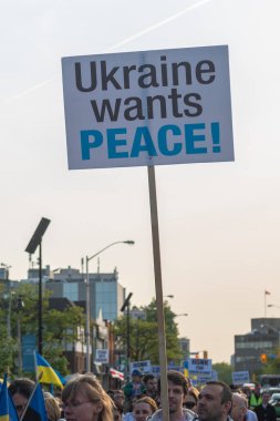 Toronto, ON, Kanada 18 Mayıs 2023: Ukrayna ulusal giysileri içindeki insanlar - Vyshivanka Vyshyvanka Günü 'nde Toronto Caddesi boyunca yürüyorlar, ki bu Ukraynalılar tarafından tüm dünyada kutlanıyor..