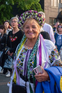 Toronto, ON, Kanada 18 Mayıs 2023: Ukrayna ulusal giysileri içindeki insanlar - Vyshivanka Vyshyvanka Günü 'nde Toronto Caddesi boyunca yürüyorlar, ki bu Ukraynalılar tarafından tüm dünyada kutlanıyor..