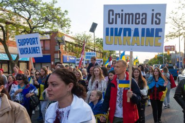 Toronto, ON, Kanada 18 Mayıs 2023: Ukrayna ulusal giysileri içindeki insanlar - Vyshivanka Vyshyvanka Günü 'nde Toronto Caddesi boyunca yürüyorlar, ki bu Ukraynalılar tarafından tüm dünyada kutlanıyor..