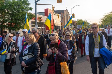 Toronto, ON, Kanada 18 Mayıs 2023: Ukrayna ulusal giysileri içindeki insanlar - Vyshivanka Vyshyvanka Günü 'nde Toronto Caddesi boyunca yürüyorlar, ki bu Ukraynalılar tarafından tüm dünyada kutlanıyor..