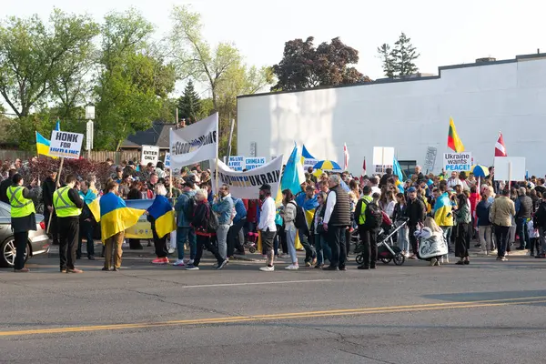 Toronto, ON, Kanada 18 Mayıs 2023: Ukrayna ulusal giysileri içindeki insanlar - Vyshivanka Vyshyvanka Günü 'nde Toronto Caddesi boyunca yürüyorlar, ki bu Ukraynalılar tarafından tüm dünyada kutlanıyor..