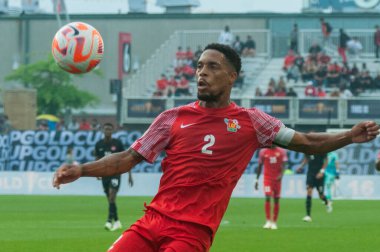 Toronto, ON, Kanada - 27 Haziran 2023: Mickael Alphonse # 2, Kanada milli takımı ile Guadeloupe (D Grubu) arasındaki 2023 Concacaf Gold Cup maçında topa vuruyor.)