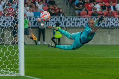 Toronto, ON, Kanada - 27 Haziran 2023: Kanada milli takımı Milan Borjan (# 18), Kanada milli takımı ile Guadeloupe (Grup D) arasındaki 2023 Concacaf Gold Cup maçında topu yakalamaya çalışıyor.),