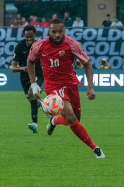 Toronto, ON, Kanada - 27 Haziran 2023: Matthias Phaeton # 10, Kanada milli takımı ile Guadeloupe (D Grubu) arasındaki 2023 Concacaf Gold Cup maçında top koştu.),