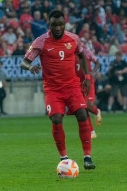 Toronto, ON, Kanada - 27 Haziran 2023: Thierry Ambrose # 9 mives with the ball during the 2023 Concacaf Gold Cup match between the national team of Canada and Guadeloupe (Grup D) (Skor 2: 2)