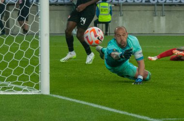 Toronto, ON, Kanada - 27 Haziran 2023: Kanada milli takımı Milan Borjan (# 18), Kanada milli takımı ile Guadeloupe (Grup D) arasındaki 2023 Concacaf Gold Cup maçında topa bakıyor (Grup 2: 2))