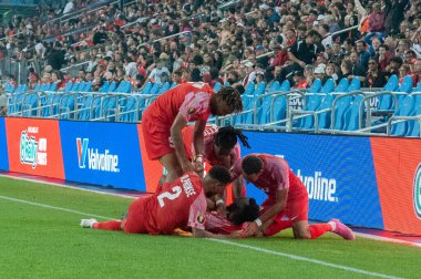 Toronto, ON, Kanada - 27 Haziran 2023: Guadeloupe oyuncuları, Kanada milli takımı ile Guadeloupe (D Grubu) arasındaki 2023 Concacaf Gold Cup maçında golü kutluyorlar.)