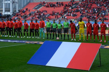 Toronto, ON, Kanada - 27 Haziran 2023: Kanada milli takımı Kanada milli takımı ile Guadeloupe arasındaki 2023 Concacaf Gold Cup maçından önce milli marşı temsil ediyor (Puan 2: 2: 2)