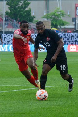 Toronto, ON, Kanada - 27 Haziran 2023: Junior Hoilett # 10, Kanada milli takımı ile Guadeloupe arasındaki 2023 Concacaf Gold Cup maçı sırasında top ile hareket etti (Skor 2: 2: 2)