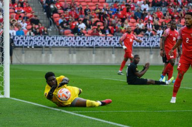 Toronto, ON, Kanada - 27 Haziran 2023: Kaleci Davy Rouyard # 23, Kanada milli takımı ile Guadeloupe arasında oynanan 2023 Concacaf Gold Cup karşılaşmasında topu çizgide yakalıyor.).
