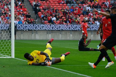Toronto, ON, Kanada - 27 Haziran 2023: Kaleci Davy Rouyard # 23, Kanada milli takımı ile Guadeloupe arasında oynanan 2023 Concacaf Gold Cup karşılaşmasında topu çizgide yakalıyor.).