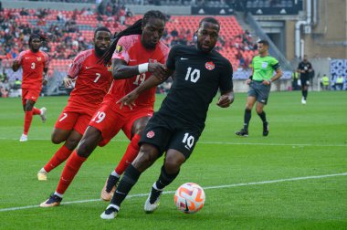Toronto, ON, Kanada - 27 Haziran 2023: Junior Hoilett # 10, Kanada milli takımı ile Guadeloupe arasındaki 2023 Concacaf Gold Cup maçı sırasında top ile hareket etti (Skor 2: 2: 2)