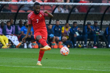 Toronto, ON, Kanada - 27 Haziran 2023: Johan Rotsen # 7, Kanada milli takımı ile Guadeloupe arasındaki 2023 Concacaf Gold Cup maçında topa vuruyor.)