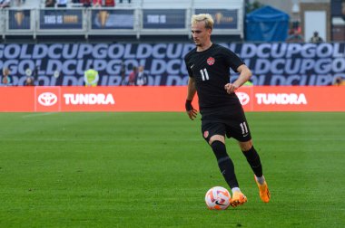Toronto, ON, Kanada - 27 Haziran 2023: Liam Millar # 11 Kanada milli takımı ile Guadeloupe arasındaki 2023 Concacaf Gold Cup maçında topu sürüyor (Puan 2: 2: 2)