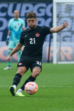 Toronto, ON, Kanada - 27 Haziran 2023: Jonathan Osorio # 21 Kanada milli takımı ile Guadeloupe arasındaki 2023 Concacaf Gold Cup maçında topu sürüyor (Skor 2: 2: 2)