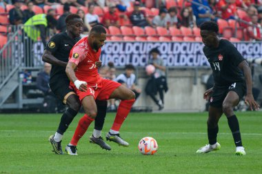 Toronto, ON, Kanada - 27 Haziran 2023: Matthias Phaeton # 10 (ortada), Kanada milli takımı ile Guadeloupe arasındaki 2023 Concacaf Gold Cup karşılaşmasında rakipler tarafından engellendi (Skor 2: 2)