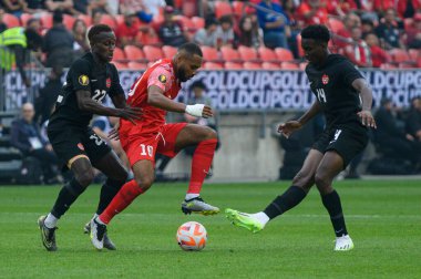 Toronto, ON, Kanada - 27 Haziran 2023: Matthias Phaeton # 10 (ortada), Kanada milli takımı ile Guadeloupe arasındaki 2023 Concacaf Gold Cup karşılaşmasında rakipler tarafından engellendi (Skor 2: 2)
