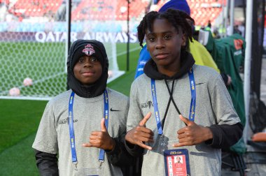 Toronto, ON, Kanada - 27 Haziran 2023: 2023 Kanada milli takımı ile Guadeloupe milli takımı arasındaki 2023 Concacaf Gold Cup maçından önce iki topçu poz verdi (Skor 2: 2)