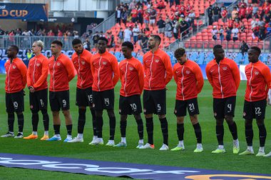 Toronto, ON, Kanada - 27 Haziran 2023: Kanada milli takımı Kanada milli takımı ile Guadeloupe arasındaki 2023 Concacaf Gold Cup maçından önce milli marşı temsil ediyor (Puan 2: 2: 2)