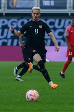 Toronto, ON, Kanada - 27 Haziran 2023: Liam Millar # 11 Kanada milli takımı ile Guadeloupe arasındaki 2023 Concacaf Gold Cup maçında topu sürüyor (Puan 2: 2: 2)