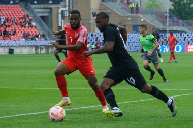 Toronto, ON, Kanada - 27 Haziran 2023: Junior Hoilett # 10, Kanada milli takımı ile Guadeloupe arasındaki 2023 Concacaf Gold Cup maçı sırasında top ile hareket etti (Skor 2: 2: 2)