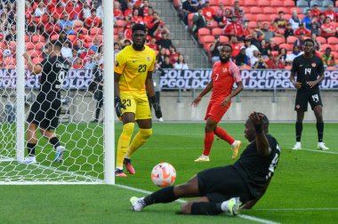 Toronto, ON, Kanada - 27 Haziran 2023: Junior Hoilett # 10, Kanada milli takımı ile Guadeloupe arasındaki 2023 Concacaf Gold Cup maçı sırasında top ile hareket etti (Skor 2: 2: 2)