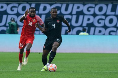 Toronto, ON, Kanada - 27 Haziran 2023: Kamal Miller # 4, Kanada milli takımı ile Guadeloupe arasındaki 2023 Concacaf Gold Cup maçı sırasında top ile hareket etti (Sayı 2: 2: 2)