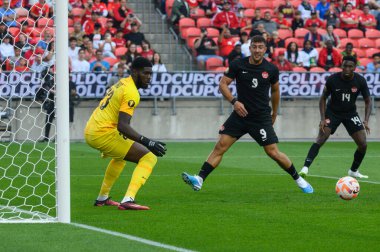 Toronto, ON, Kanada - 27 Haziran 2023: Kaleci Davy Rouyard # 13, Kanada milli takımı ile Guadeloupe arasında oynanan 2023 Concacaf Gold Cup karşılaşmasında topa bakıyor.)