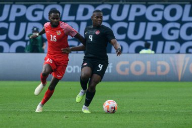 Toronto, ON, Kanada - 27 Haziran 2023: Kamal Miller # 4, Kanada milli takımı ile Guadeloupe arasındaki 2023 Concacaf Gold Cup maçı sırasında top ile hareket etti (Sayı 2: 2: 2)