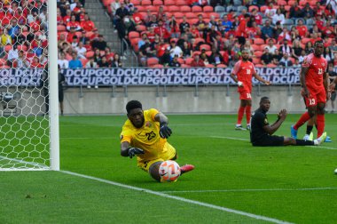 Toronto, ON, Kanada - 27 Haziran 2023: Kaleci Davy Rouyard # 23, Kanada milli takımı ile Guadeloupe arasında oynanan 2023 Concacaf Gold Cup karşılaşmasında topu çizgide yakalıyor.).
