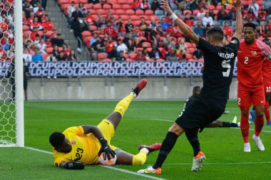 Toronto, ON, Kanada - 27 Haziran 2023: Kaleci Davy Rouyard # 23, Kanada milli takımı ile Guadeloupe arasında oynanan 2023 Concacaf Gold Cup karşılaşmasında topu çizgide yakalıyor.).