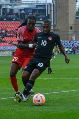 Toronto, ON, Kanada - 27 Haziran 2023: Junior Hoilett # 10, Kanada milli takımı ile Guadeloupe arasındaki 2023 Concacaf Gold Cup maçı sırasında top ile hareket etti (Skor 2: 2: 2)