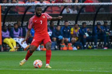 Toronto, ON, Kanada - 27 Haziran 2023: Johan Rotsen # 7, Kanada milli takımı ile Guadeloupe arasındaki 2023 Concacaf Gold Cup maçında topa vuruyor.)