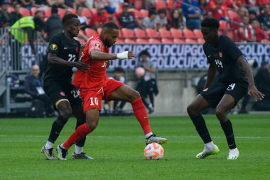 Toronto, ON, Kanada - 27 Haziran 2023: Matthias Phaeton # 10 (ortada), Kanada milli takımı ile Guadeloupe arasındaki 2023 Concacaf Gold Cup karşılaşmasında rakipler tarafından engellendi (Skor 2: 2)