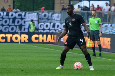 Toronto, ON, Kanada - 27 Haziran 2023: Kamal Miller # 4, Kanada milli takımı ile Guadeloupe arasındaki 2023 Concacaf Gold Cup maçı sırasında top ile hareket etti (Sayı 2: 2: 2)