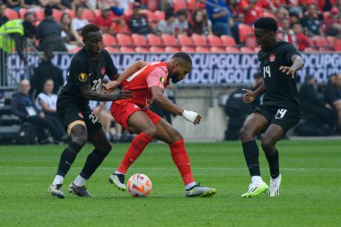 Toronto, ON, Kanada - 27 Haziran 2023: Matthias Phaeton # 10 (ortada), Kanada milli takımı ile Guadeloupe arasındaki 2023 Concacaf Gold Cup karşılaşmasında rakipler tarafından engellendi (Skor 2: 2)