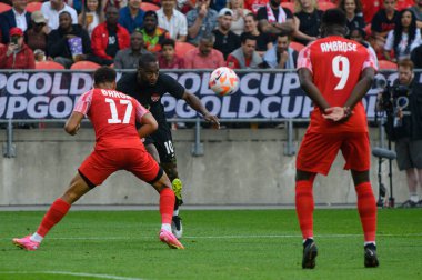 Toronto, ON, Kanada - 27 Haziran 2023: Junior Hoilett, Kanada milli takımı ile Guadeloupe arasında oynanan 2023 Concacaf Altın Kupa karşılaşmasında topa vuruyor (Skor 2: 2)