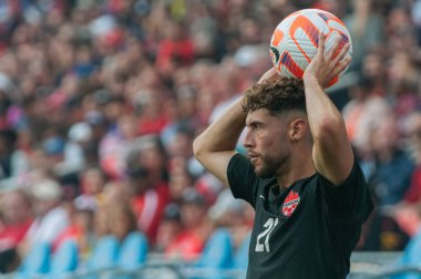 Toronto, ON, Kanada - 27 Haziran 2023: Jonathan Osorio # 21 Kanada milli takımı ile Guadeloupe (D Grubu) arasındaki 2023 Concacaf Gold Cup karşılaşmasında topu tutuyor.)