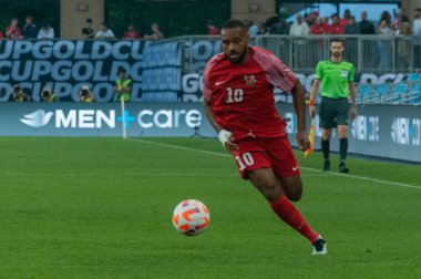 Toronto, ON, Kanada - 27 Haziran 2023: Matthias Phaeton # 10, Kanada milli takımı ile Guadeloupe (D Grubu) arasındaki 2023 Concacaf Gold Cup maçında top koştu.)