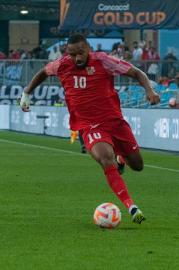 Toronto, ON, Kanada - 27 Haziran 2023: Matthias Phaeton # 10, Kanada milli takımı ile Guadeloupe (D Grubu) arasındaki 2023 Concacaf Gold Cup maçında top koştu.)