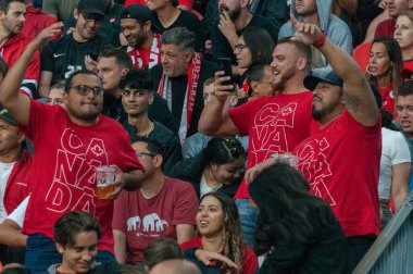 Toronto, ON, Kanada - 27 Haziran 2023: Kanada milli takım taraftarları, Kanada milli takımı ile Guadeloupe arasındaki 2023 Concacaf Gold Cup karşılaşmasında takımlarını desteklemektedir (Grup D: 2: 2)