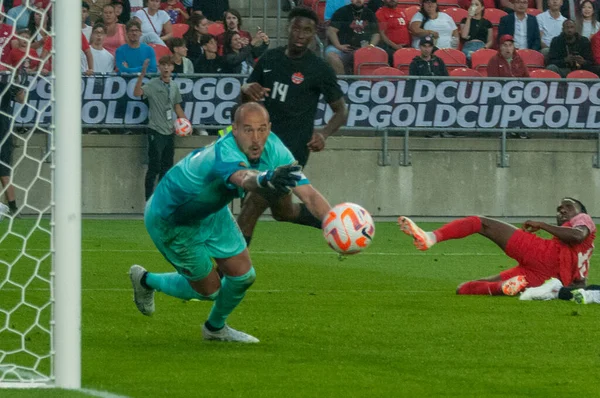 Toronto, ON, Kanada - 27 Haziran 2023: Kanada milli takımı Milan Borjan (# 18), Kanada milli takımı ile Guadeloupe (Grup D) arasındaki 2023 Concacaf Gold Cup maçında topa bakıyor (Grup 2: 2))