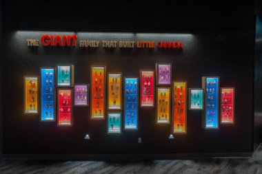 Toronto, ON, Kanada - 4 Haziran 2023: Kanada 'nın Little Petite Canada' daki ünlü yerlerinin minyatür bir simgesi üzerine küçük bir serginin görüntüsü