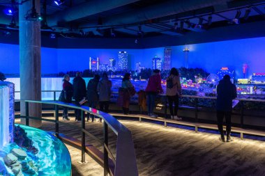 Toronto, ON, Kanada - 4 Haziran 2023: Ziyaretçiler, Little Petite Canada sergisindeki ünlü Kanada yerlerinin minyatür gösterimine bakıyorlar